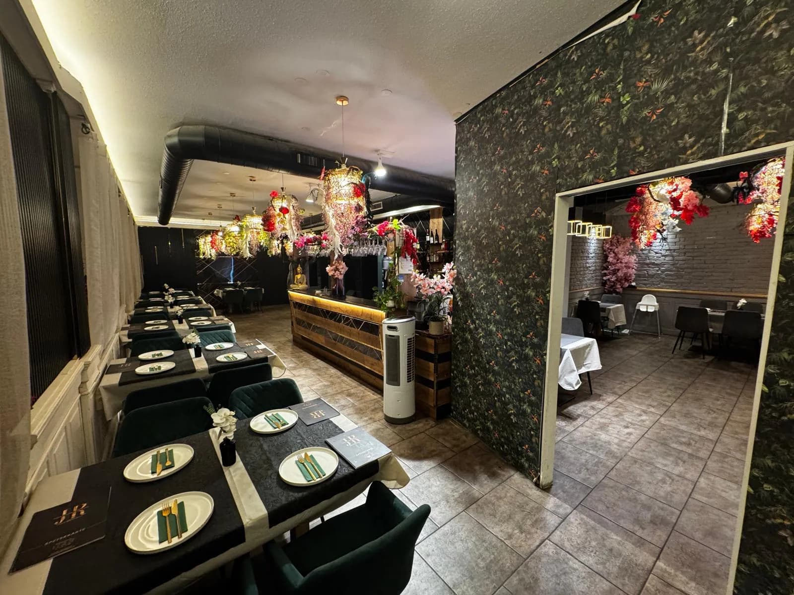 Einladender Gastraum und Barbereich im JR Indian Fusion Cuisine