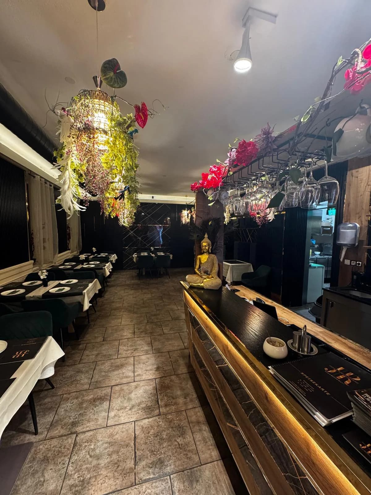 Blick über die Bar in den stilvoll gedeckten Gastraum